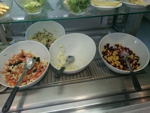 2016.06.21 entrées, salade de pates, salade de pommes de terre, melon, betterave et maïs