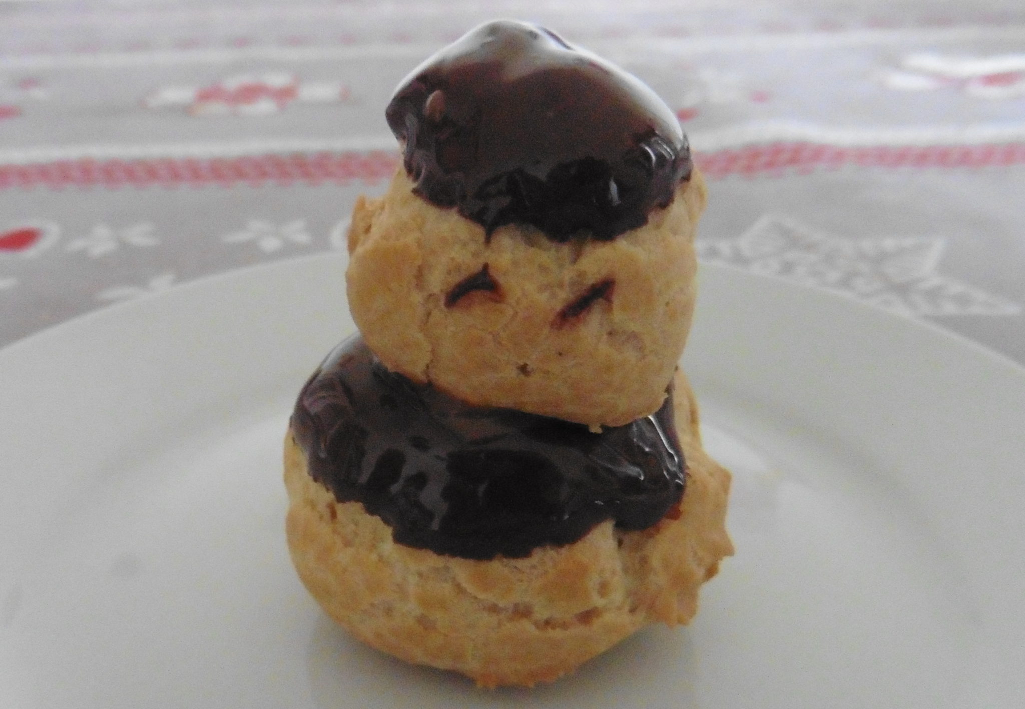 Choux à la crème chocolat pauvre en FODMAP, religieuse au chocolat