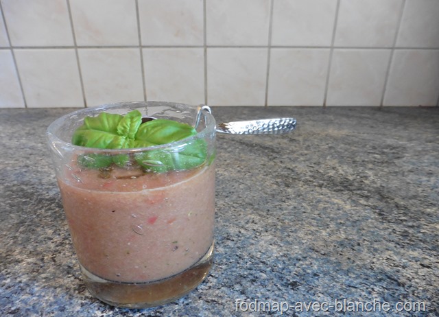 Gaspacho tomate concombre aromatisé à l'ail pauvre en FODMAP Gaspacho tomate concombre aromatisé à l'ail pauvre en FODMAP